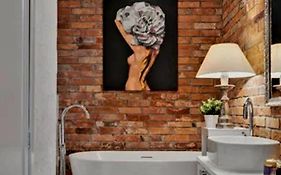 Luxury Apartment In Center Town!